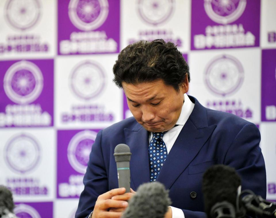 会見中、唇を固く結び質問を聞く貴乃花親方＝エディオンアリーナ大阪（撮影・神子素慎一）