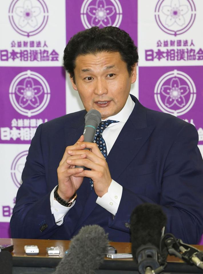　エディオンアリーナ大阪での臨時年寄総会を終え、記者会見する貴乃花親方＝28日午後、大阪市
