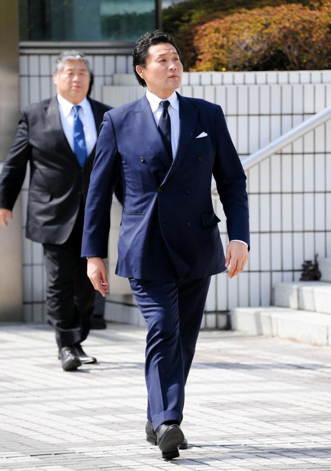 相撲協会理事会に出向く貴乃花親方＝両国国技館（撮影・堀内翔）