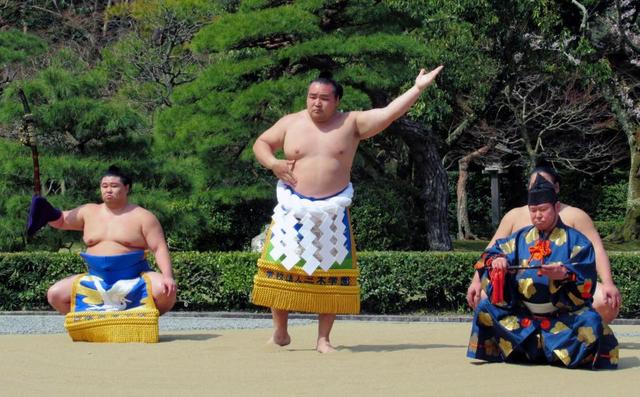 相撲春巡業　伊勢神宮で恒例の横綱手数入り　鶴竜は雲竜型を披露