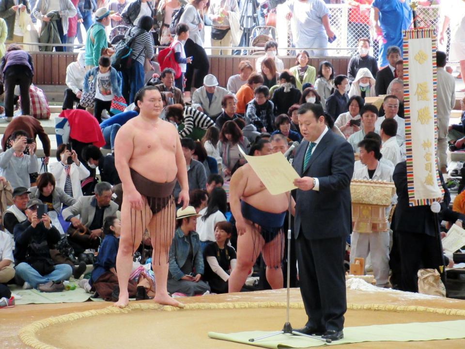 トーナメント選士権に優勝した白鵬（左）に表彰状を読み上げる春日野親方