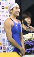 　女子１００メートルバタフライ準決勝で日本新記録を更新し、笑顔でインタビューに答える池江璃花子＝東京辰巳国際水泳場