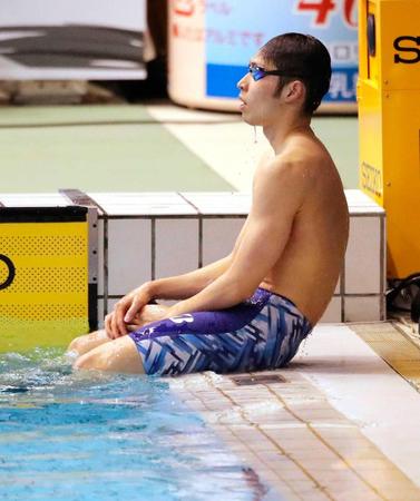 　男子４００メートル自由形で優勝を逃し、肩を落とす萩野公介