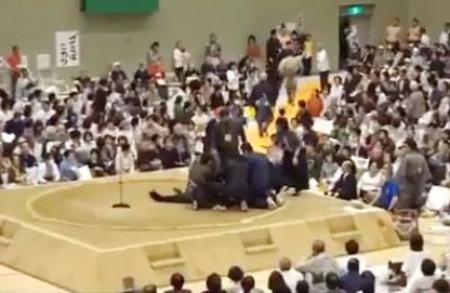 　ツイッターに４日投稿された、京都府舞鶴市での大相撲春巡業で多々見良三市長が倒れた際の映像（観客提供）
