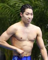 　男子２００メートル個人メドレー準決勝を終え、笑顔を見せる萩野公介。決勝進出を決めた＝東京辰巳国際水泳場