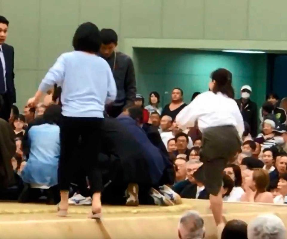 　動画投稿サイト「ユーチューブ」に４日投稿された、京都府舞鶴市の大相撲春巡業で多々見良三市長が倒れた際、土俵に上がる女性（手前）の映像