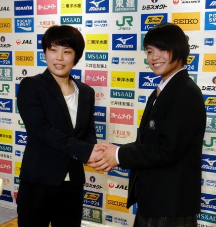 全日本選抜体重別での健闘を誓う世界女王の志々目愛（左）と１７歳の阿部詩
