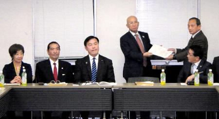 第三者委員会からの調査報告書を受け取る福田会長（中央右）。左は谷岡副会長