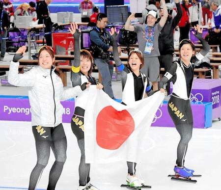 平昌五輪のスピードスケート女子団体追い抜きで金メダルに輝き、声援に応える（左から）菊池彩花、佐藤綾乃、高木菜那、高木美帆＝２月２１日