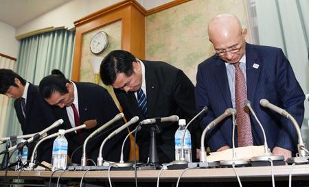 　伊調馨へのパワハラ行為があったことを認め、謝罪する日本レスリング協会の福田富昭会長（右端）ら