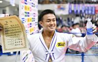 男子73キロ級で優勝し、笑顔を見せる橋本壮市＝福岡国際センター
