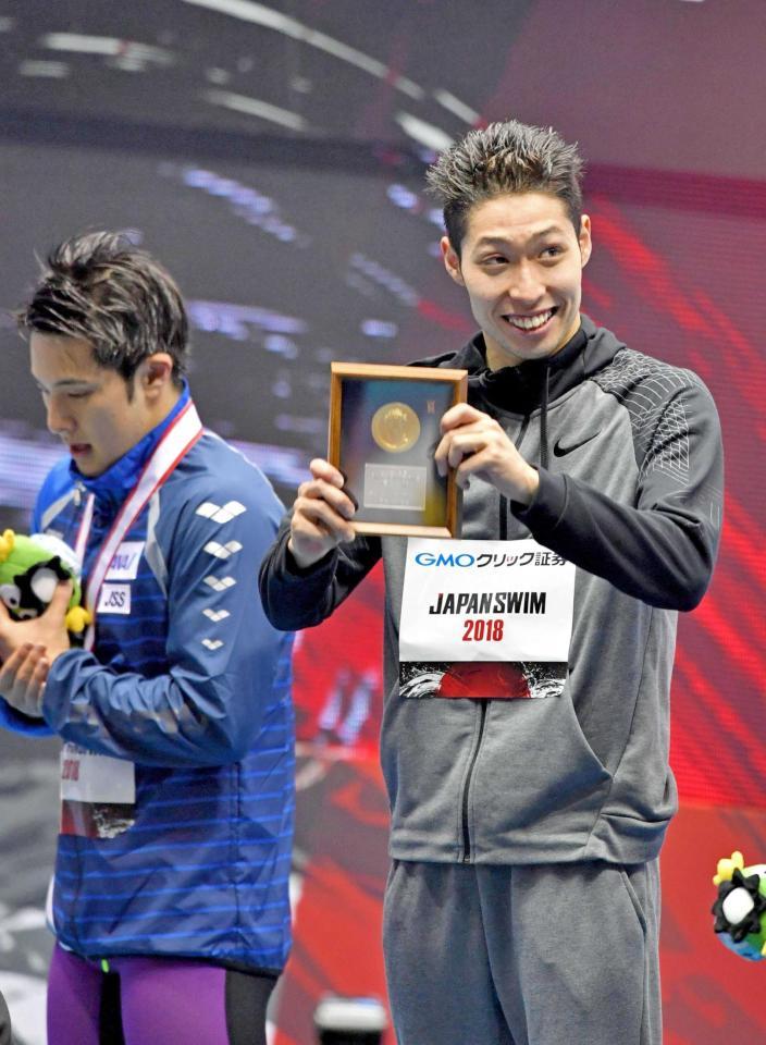 　表彰台で笑顔を見せる萩野公介（右）。左は２位の瀬戸大也