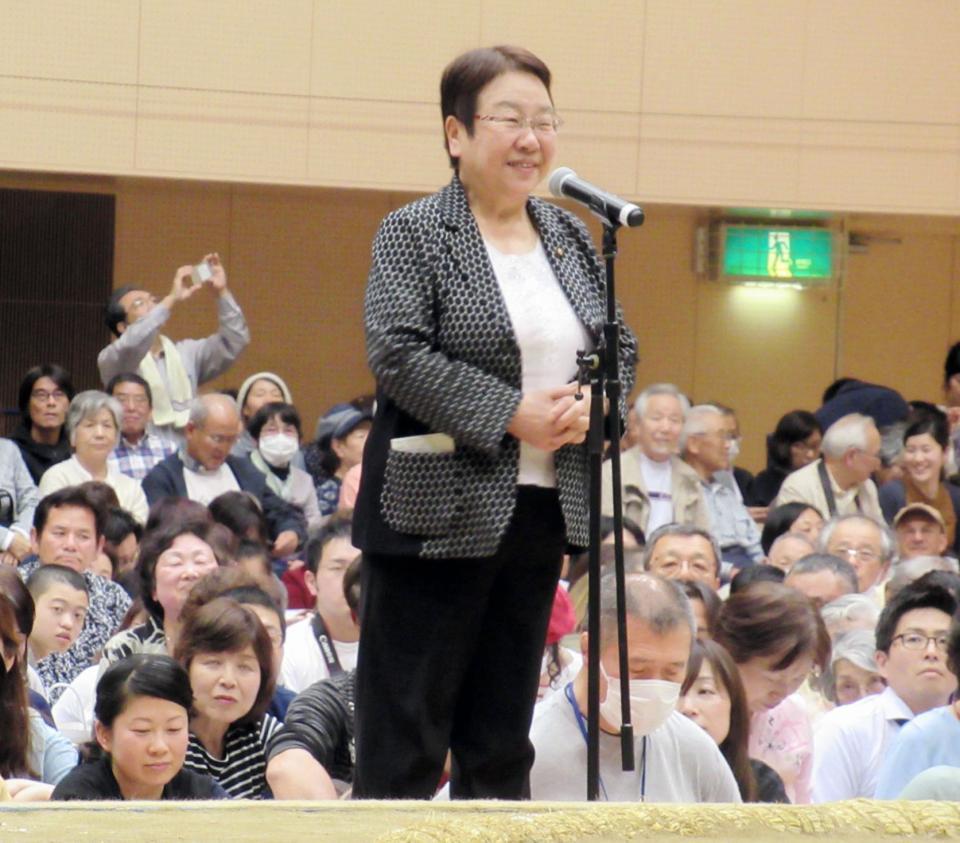 　土俵脇で挨拶に立った中川市長