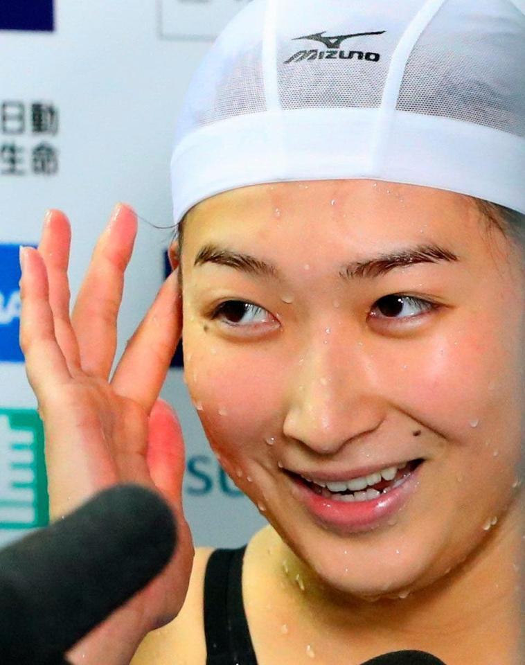 女子１００メートル自由形準決勝で日本新記録をマークし、インタビューで笑顔を見せる池江璃花子＝東京辰巳国際水泳場