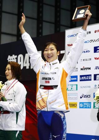 　女子１００メートル自由形で２連覇を果たし歓声に応える池江璃花子＝東京辰巳国際水泳場