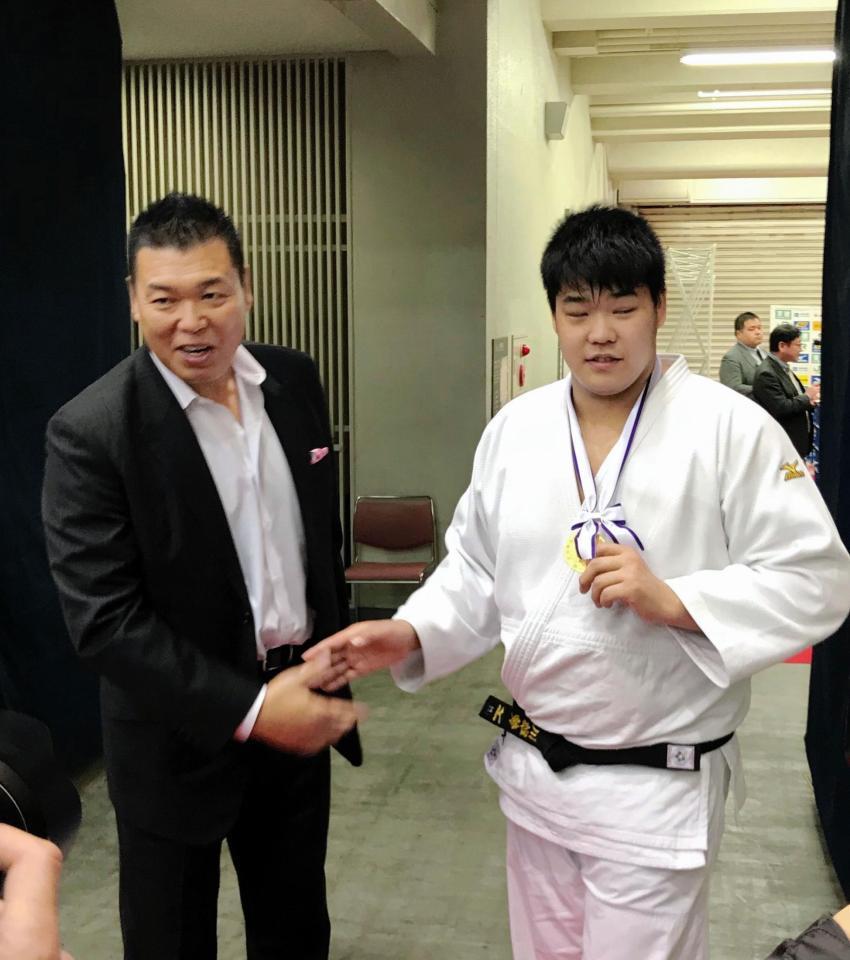 全日本選抜体重別で初優勝した小川雄勢（右）と握手する父・直也氏