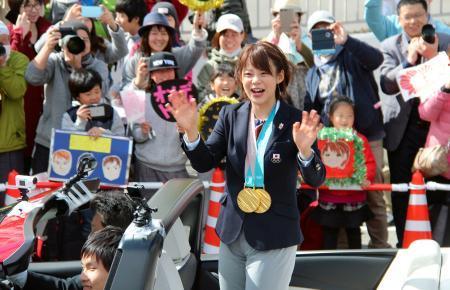 　祝賀パレードで、沿道の人たちに手を振る高木菜那選手＝８日午後、長野県下諏訪町