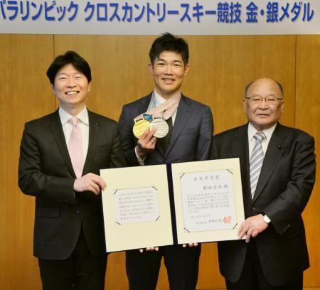 　岡山県民栄誉賞を受賞した新田佳浩選手（中央）。左は伊原木隆太知事＝９日午後、岡山県庁