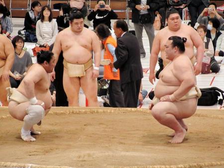 佐田の海（左）を相手に三番稽古した稀勢の里