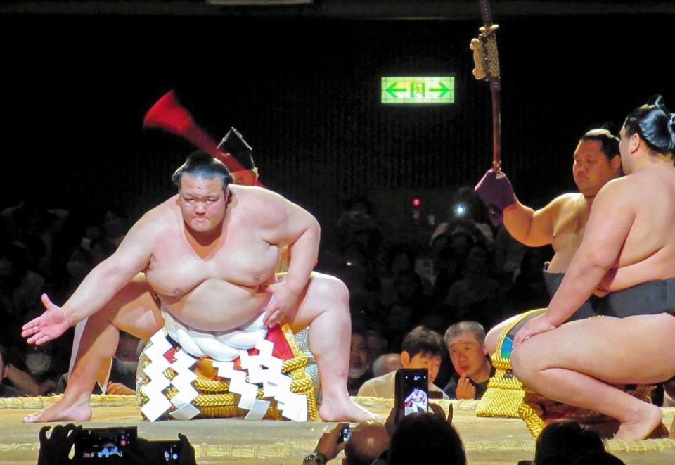 土俵入りをする稀勢の里（左）