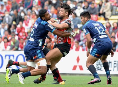 　サンウルブズ-ブルース　前半、突進を阻まれるサンウルブズ・堀江（中央）＝秩父宮