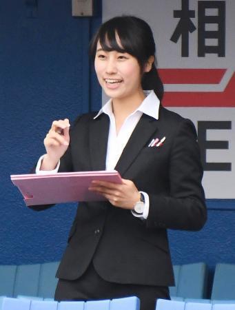 　東京六大学野球リーグ史上初の女性主務となった慶応大・小林由佳さん。春季リーグ開幕戦でベンチ入りした＝１４日、東京都新宿区の神宮球場