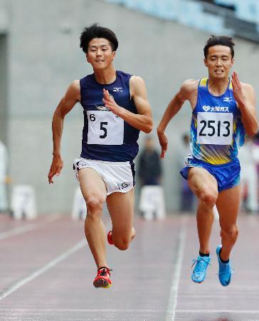 　記録会の男子１００メートルで１０秒３５の多田修平（左）＝ヤンマースタジアム長居