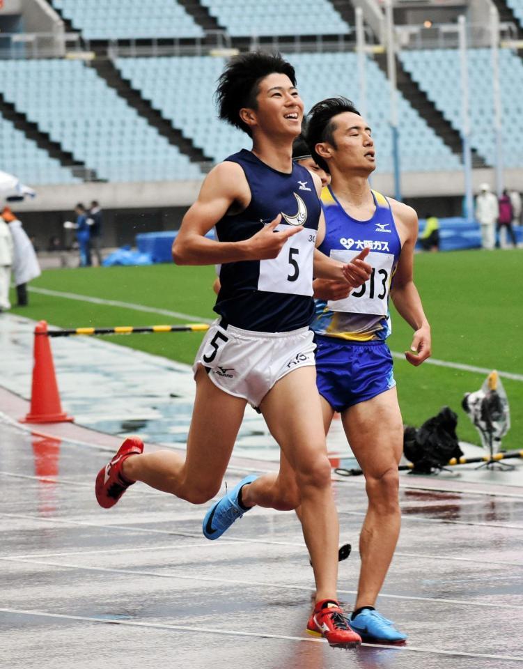 悔しそうに天を仰ぐ多田修平（左）