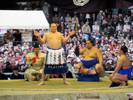 靖国神社で奉納土俵入りを行う白鵬