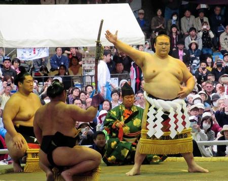 靖国神社で初の横綱土俵入りを披露した稀勢の里