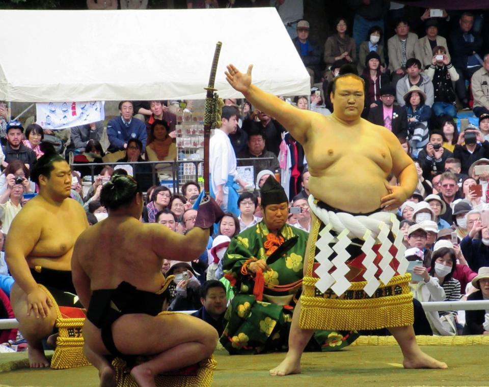 靖国神社で初の横綱土俵入りを披露した稀勢の里