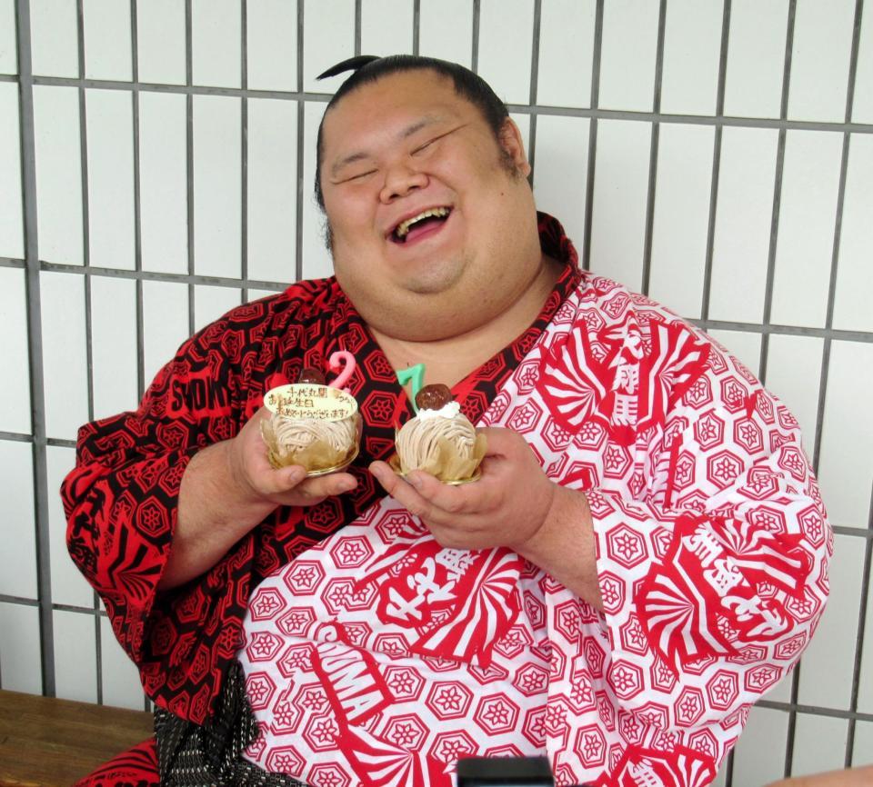 千代丸たん ２７歳誕生日おめでと かわいい 笑みでお祝いケーキほおばる スポーツ デイリースポーツ Online