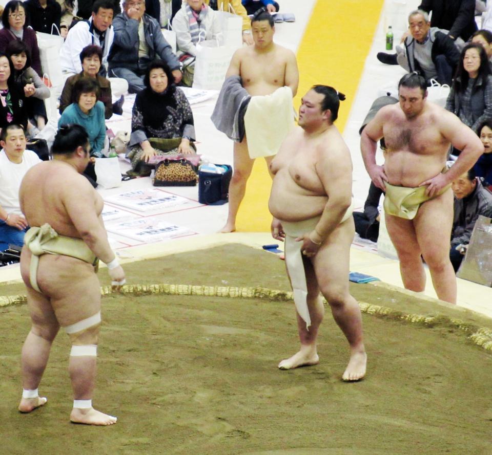 豊山（左）を指名し三番稽古を行った稀勢の里