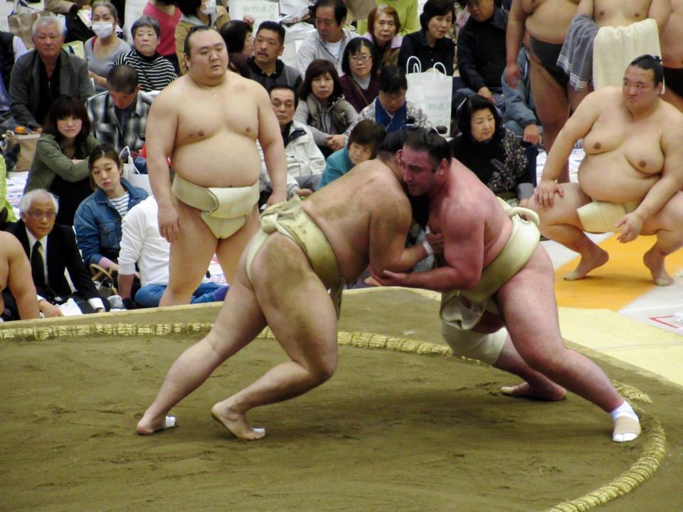 隆の勝のぶつかり稽古に胸を出す栃ノ心（右）