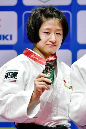　世界選手権女子５７キロ級で準優勝となり獲得したメダルを手にする芳田司＝１７年８月３０日（共同）
