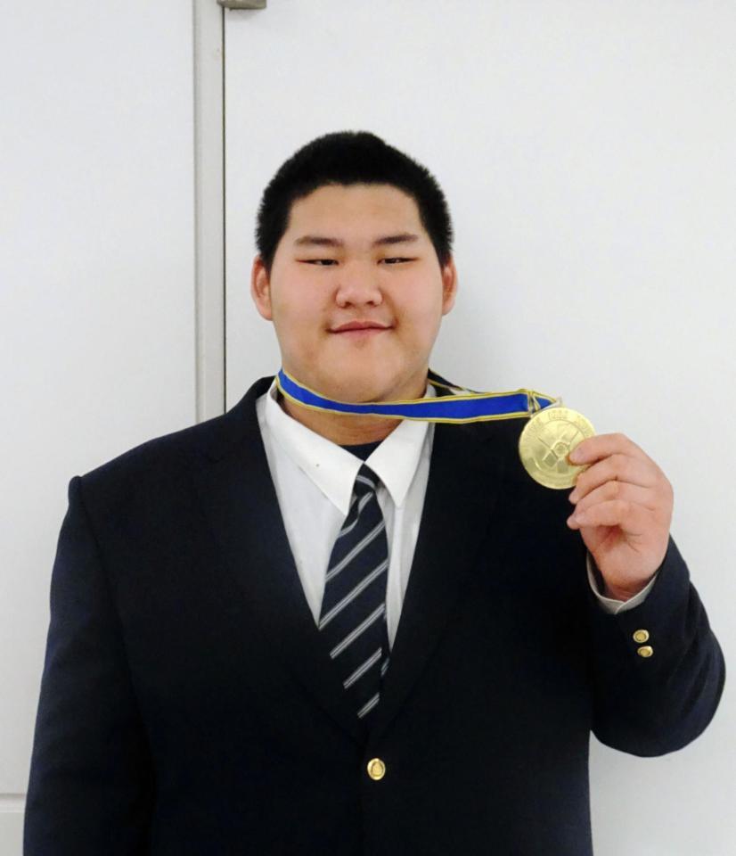 初の国際大会から帰国した斉藤立＝成田空港