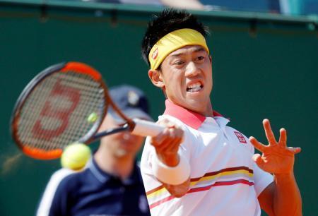 　シングルス準決勝　リターンする錦織圭＝モンテカルロ（ロイター＝共同）