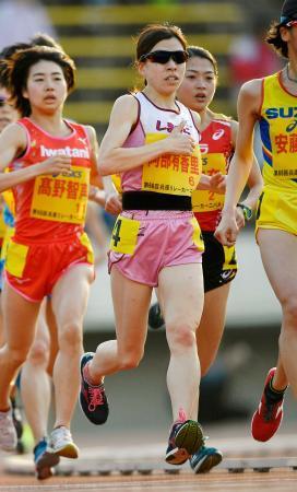 　女子１万メートル　３２分１３秒７９で優勝した阿部有香里（中央）＝神戸ユニバー記念競技場