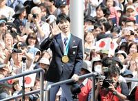 沿道のファンに手を振る羽生結弦＝仙台市内（撮影・棚橋慶太）