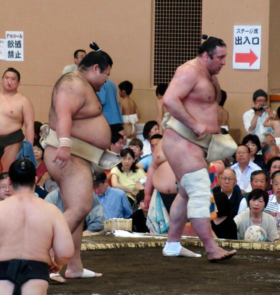 栃ノ心（右）との稽古で腰を痛めた高安