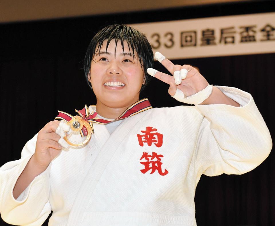 皇后盃で優勝し、メダルを手に笑顔を見せる素根輝＝横浜文化体育館（撮影・西岡正）