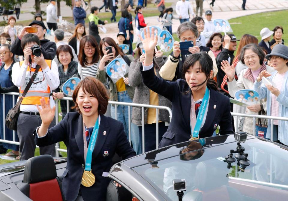 　平昌五輪でメダルを獲得し、地元でパレードするスピードスケートの高木菜那（左）と妹の美帆（共同）