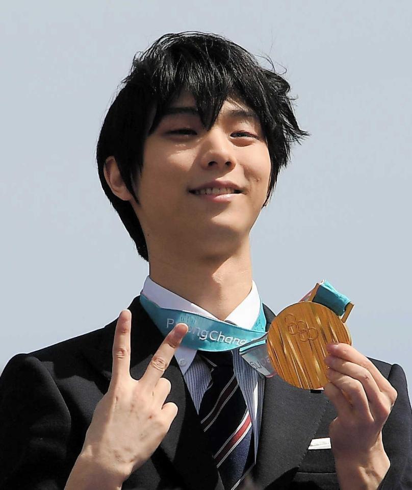 　笑顔でポーズをとる羽生結弦