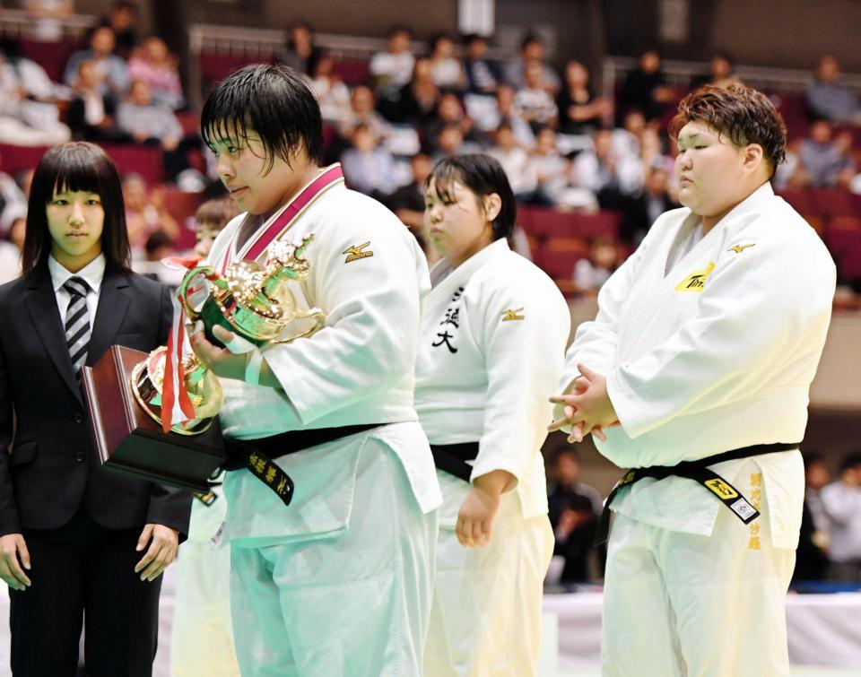 朝比奈沙羅（右）の前でトロフィーを受け取る素根輝（撮影・西岡正）