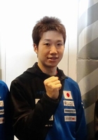 世界選手権団体戦に向けて出発した水谷隼＝成田空港