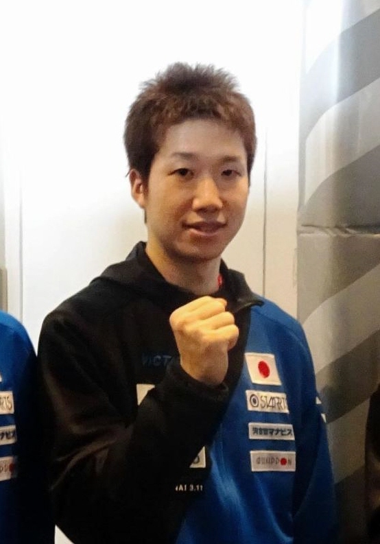 世界選手権団体戦に向けて出発した水谷隼＝成田空港