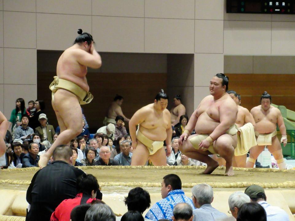 竜電（左）を指名し稽古を行った稀勢の里