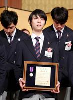 日本スケート連盟の表彰式に出席した羽生結弦（代表撮影）