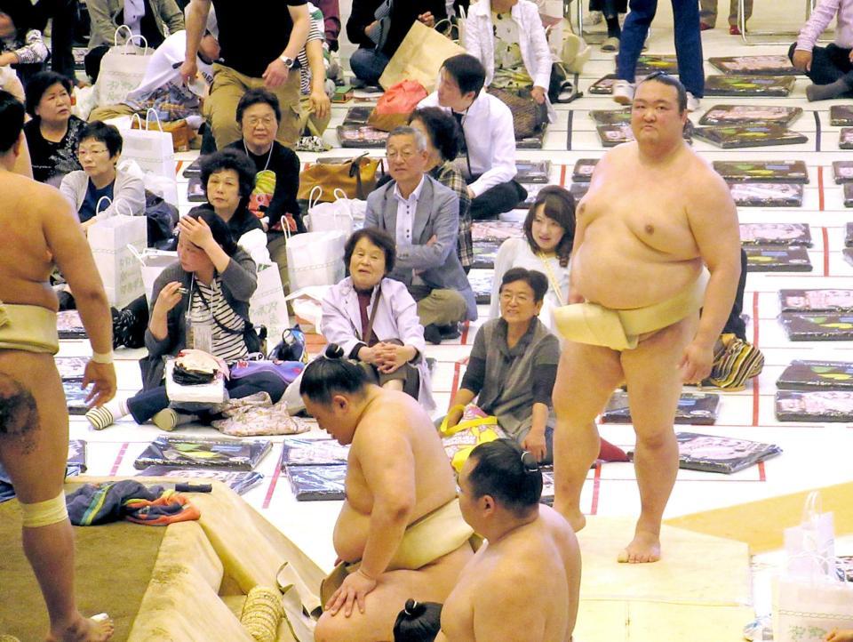 　四股など基礎運動で調整した稀勢の里（右）