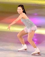 　アイスショーで演技する本田真凜